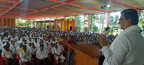 धुळे : धुळ्यात कृषी उत्पन्न बाजार समितीच्या मेळाव्यात संवाद साधताना राज्याचे माजी मंत्री बाळासाहेब थोरात. (छाया: यशवंत हरणे)