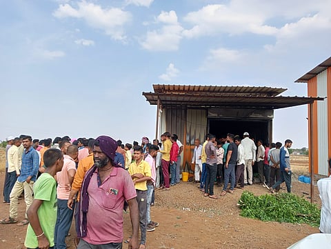 धुळे : मेणबत्ती तयार करण्याच्या कारखान्यात स्फोटाच्या आवाजाने वासखेडी शिवारात नागरिकांनी घटनास्थळी गर्दी केली होती. (छाया: यशवंत हरणे)