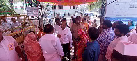 येवला : शहरातील विंचूर रस्त्यावर असलेल्या जनता विद्यालयात सुरु असलेले मतदान प्रक्रिया. (छाया : अविनाश पाटील)