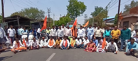 धुळे : वारंवार खंडित होणाऱ्या विज पुरवठ्याबाबत विद्युत वितरण कंपनीच्या कारभाराचा निषेध नाेंदवत रास्ता रोको करताना शिवसेना ठाकरे ठाकरे गटाचे पदाधिकारी व कार्यकर्ते. (छाया: यशवंत हरणे)