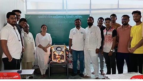 नाशिक : डॉ. आंबेडकर जयंतीनिमित्त प्रतिमापूजन करून अभिवादन करताना संस्थेचे अध्यक्ष कैलास जाधव, सचिव डॉ. पल्लवी जाधव, महाविद्यालयाचे प्राचार्य यू. के. अहिरे, समन्वयक मीना गायकवाड व विद्यार्थी.