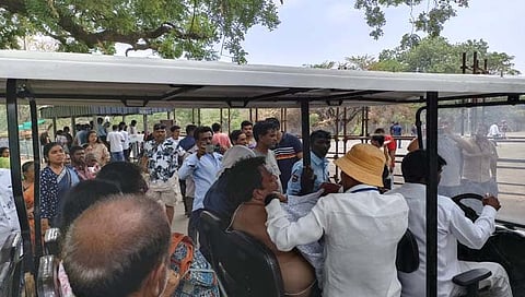 Bees Attack : वेरूळ लेणी पहायला गेलेल्या पर्यटकांवर मधमाशांचा हल्ला