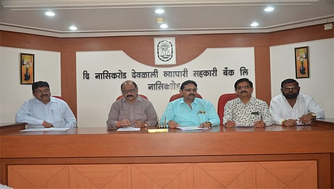 नाशिकरोड: पत्रकार परिषदेत बँकेबाबत माहिती देताना अध्यक्ष निवृत्ती अरिंगळे. समवेत सुधाकर जाधव, जगन्नाथ आगळे, संचालक सुनील आडके आदी. (छाया - उमेश देशमुख)