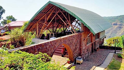 सातारा : मेटगुताडमध्ये शंभाला रिसॉर्टला ठोकले सील