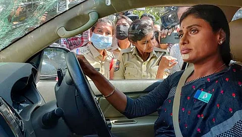 पेपर फुटीप्रकरणी YSRTP च्या प्रमुख वायएस शर्मिला यांना अटक, कारवाईवेळी धक्काबुक्की (व्हिडिओ)