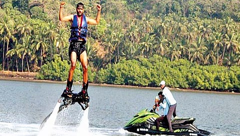 चला पर्यटनाला : मालवण समुद्रात फ्लाय बोर्डिंग व पॅरा मोटरिंग!