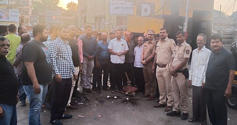 नाशिक : मध्यवर्ती मार्केट परिसर सीसीटीव्ही कक्षेत आणण्यासाठी येथे भूमीपूजन करताना भद्रकालीचे सहाय्यक पोलीस निरीक्षक सोनवणे. समवेत मार्केटचे अध्यक्ष चेतन शेलार आदी पदाधिकारी. (छाया: हेमंत घोरपडे)