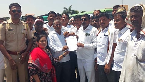 सोलापूर: थकीत ऊस बिलासाठी बहुजन संघर्ष सेनेचा चक्का जाम