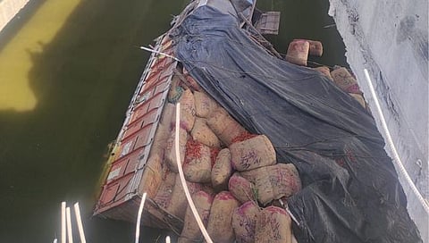 मिरची घेवून निघालेला ट्रक पुलावरून शिवना नदीत कोसळला