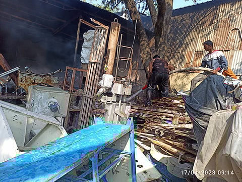 जळगाव : आगीवर नियंत्रण मिळवतांना अग्निशमन दलाचे कर्मचारी. (छाया: चेतन चौधरी)