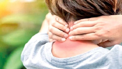 Neck pain : मानदुखीमुळे त्रस्त आहात? ‘हे’ उपाय देतील आराम
