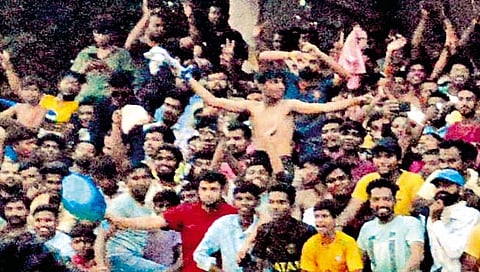 कोल्हापूर : हुल्लडबाजी + हाणामारी + दगडफेक = फुटबॉल