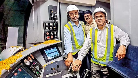 कोलकाता मेट्रोने रचला इतिहास! हुगळी नदीतील बोगद्यातून मार्गक्रमण