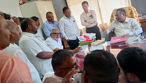 पंचवटी : टोमॅटो व्यापाऱ्यांकडून शेतकऱ्यांची फसवणूक झाल्याप्रकरणी नाशिक कृषी बाजार समितीचे सचिव अरुण काळे यांच्याशी चर्चा करताना आमदार ॲड. माणिकराव कोकाटे व शेतकरी. (छाया : गणेश बोडके)