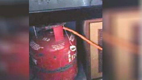 सिलिंडरमधून का येतो कुजका वास? यामुळेच वाचतो तुमचा जीव