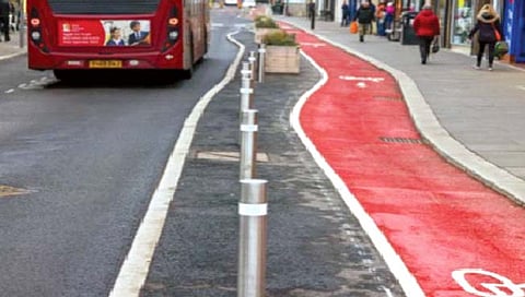 पादचार्यांना रक्तबंबाळ करणारा धोकादायक सायकल लेन!