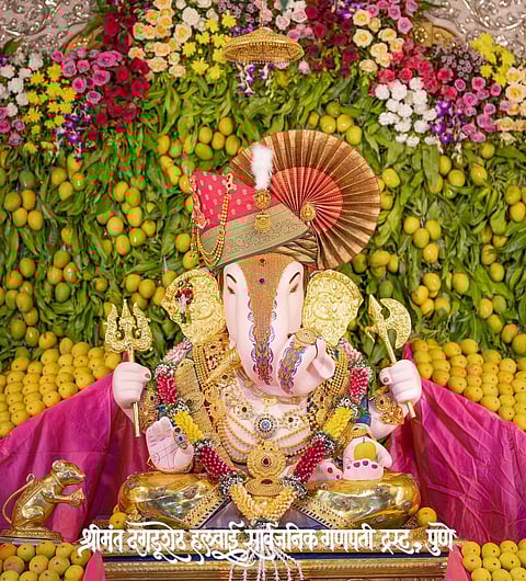 पुणे: अक्षय्य तृतीयानिमित्त दगडूशेठ गणपतीला 11 हजार आंब्यांचा महानैवेद्य