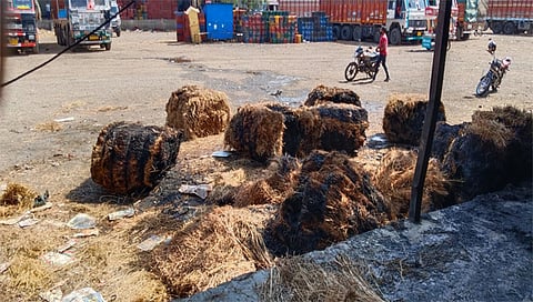 पंचवटी : छत्रपती संभाजीनगर रोडवरील नीलगिरी बागेसमोरील खासगी कृषी डाळिंब मार्केटमध्ये लागलेल्या आगीत जळून खाक झालेले साहित्य. (छाया : गणेश बोडके)