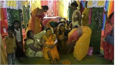 Marriage Story : अनोखं लग्न! पाच तृतीयपंथीयांनी केलं आपल्याच गुरूशी लग्न