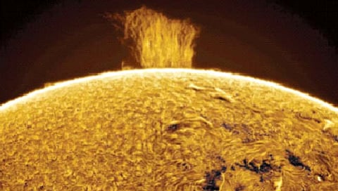 सूर्यावर बनली एक लाख किमी उंच प्लाझ्माची भिंत