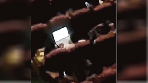 वर्क फ्रॉम थिएटर! लोक म्हणाले, डेडलाईन सांभाळा!