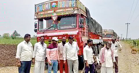 सांगली : तुंग येथे प्लास्टिक कचर्याचे ट्रक अडविले