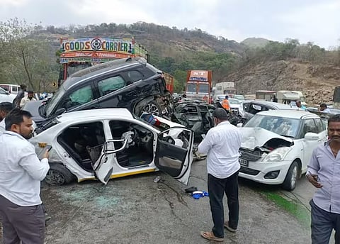 पुणे-मुंबई द्रुतगती मार्गावर विचित्र अपघात; तब्बल 13 गाड्या एकमेकांना धडकल्या, वाहतूक विस्कळीत
