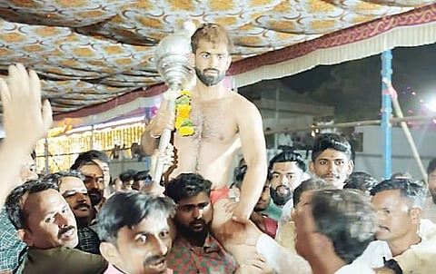 ओतूर : अजिंक्य डुंबरेने पटकावली फिरती चांदीची गदा