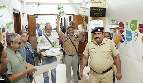 पुणे : पर्यावरणप्रेमींची ‘पुरस्कारवापसी’ ! पालिका आयुक्तांनी भेट नाकारल्याने निषेध