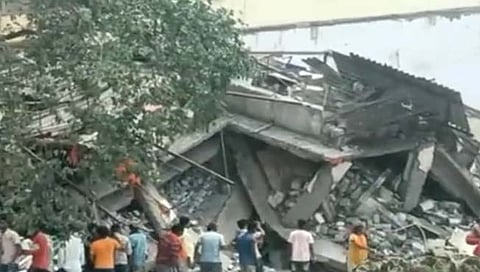 Building collapsed in Bhiwandi | भिवंडीत ३ मजली इमारत कोसळली, ५० जण अडकल्याची भिती
