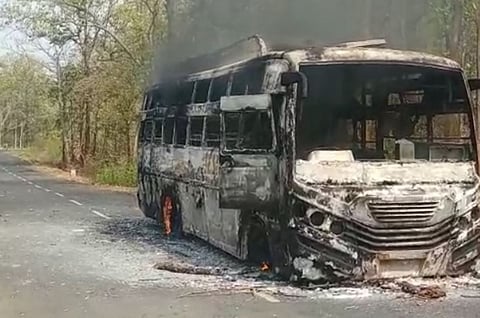 छत्तीसगडमध्ये नक्षलींचा धूमाकूळ, दंतेवाडामध्ये बस पेटवली