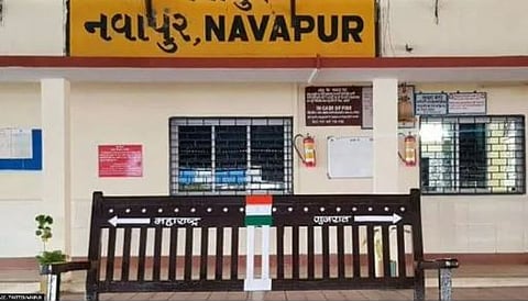Navapur Railway Station : दोन राज्य चार भाषांमध्ये विभागलेले अनोखे रेल्वे स्टेशन