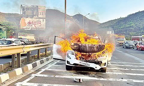 बंगळुरू राष्ट्रीय महामार्गावर दरी पुलाजवळ मोटारीला आग