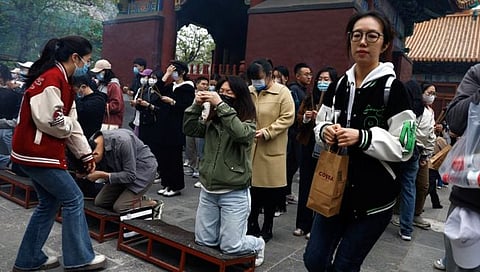 Jobless Young Chinese : चीनमध्ये नोकर्या मिळण्यासाठी युवकांच्या मंदिरात फेर्या वाढल्या