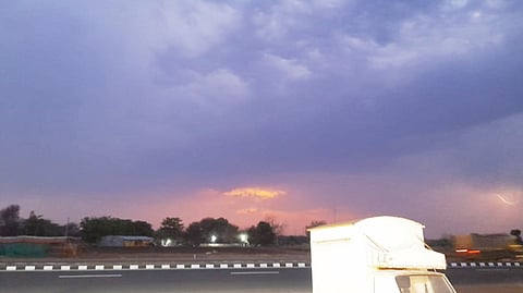 उंडवडी सुपे परिसरात दाटून आलेले आभाळ.