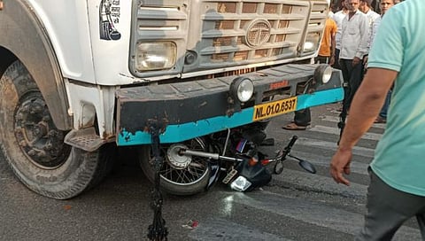 नाशिक : दुचाकी डंपरच्या चाकाखाली आल्याने पती-पत्नी गंभीर जखमी