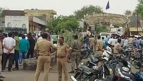 नाशिक : मनमाडला ठाकरे-शिंदे गटांत राडा; बाजार समिती निवडणुकीत माघारीच्या दिवशी कार्यकर्ते भिडले