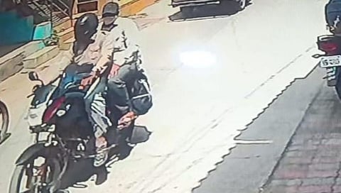 Nashik Ozar : भरवस्तीत महिलेच्या गळ्यातील पोत ओरबाडली, नागरिकांमध्ये घबराट