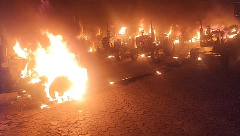 नंदुरबार : भीषण आगीत 20 वाहनांसह शोरूम जळून खाक