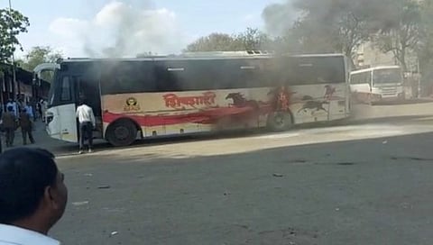 नाशिक : महामार्ग बसस्थानकात शिवशाही अचानक पेटली