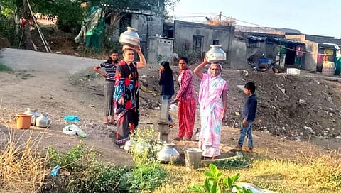 नाशिक : दरेगावला हंडाभर पाण्यासाठी भटकंती