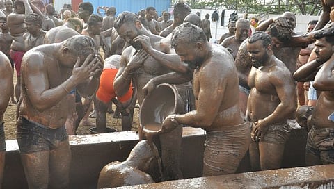 नाशिककरांनी लुटला अनोख्या मडबाथचा आनंद