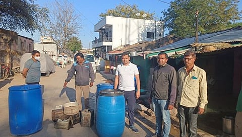 नाशिक : वडनेरभैरव येथे अवैध दारू अड्ड्यांवर छापे, दोघांना अटक