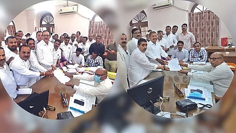 नाशिक बाजार समिती निवडणूक : पिंगळे-चुंभळे गटाचे जोरदार शक्तीप्रदर्शन ; अर्ज दाखल