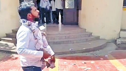 छत्रपती संभाजीनगर : सरपंचाने उधळल्या २ लाखांच्या नोटा; जाणून घ्या काय आहे कारण