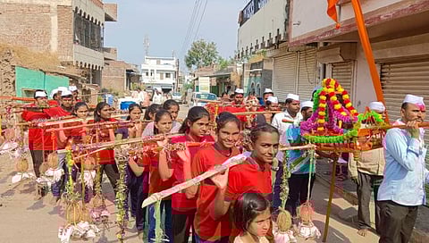 नगरसूल : कालभैरवनाथ यात्रेत पालखीला खांदा देणारे करिअर अकॅडमीचे कुणाल भगत, जीवन भगतसह भाविक. (छाया: भाऊलाल कुडके)