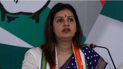 रोशनी शिंदे प्रकरणी उपमुख्यमंत्री फडणवीस यांचा राजीनामा घ्या : खा. प्रियांका चतुर्वेदींची केंद्रीय गृह मंत्र्यांकडे मागणी