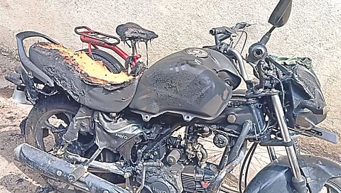 नाशिक : रात्री दीडला जाळली दुचाकी, स्फोटाने रहिवाशांत घबराट