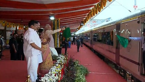 Vande Bharat Express | सिकंदराबाद-तिरुपती वंदे भारत एक्स्प्रेसला पीएम नरेंद्र मोदींनी दाखवला हिरवा झेंडा