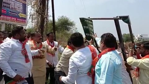 Amravati : आमदार रवी राणांच्या विरोधात भाजपच मैदानात उतरले; विकास फलकालाच फासले काळे